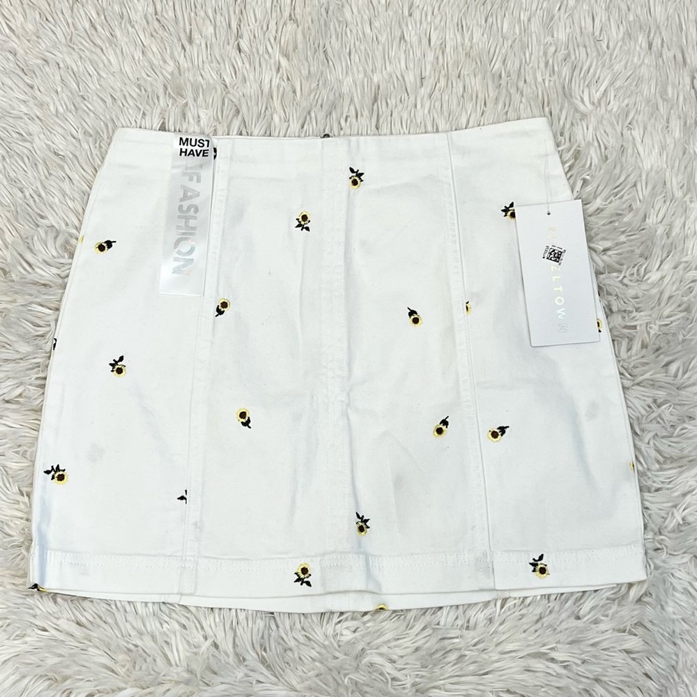 Tinseltown White Skirt with Sunflower Floral Embroidery Large NWT